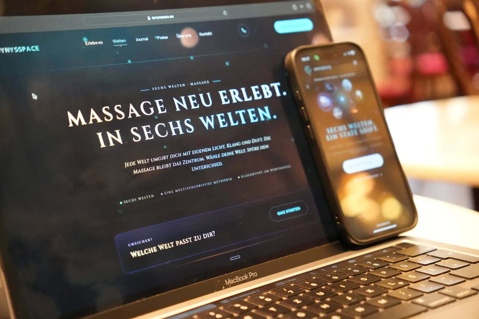 Die SYNYSSPACE-Seite auf Laptop und Handy